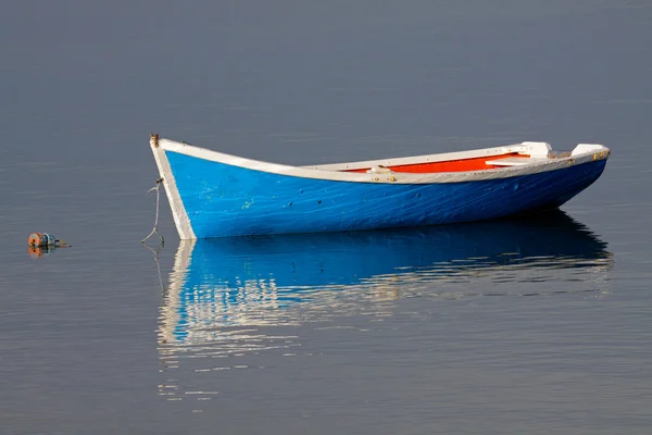 Човен на воді — стокове фото