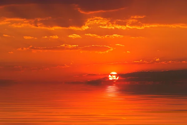 Solnedgång över vatten — Stockfoto