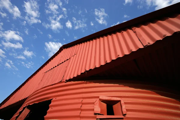 红色谷仓和天空 — 图库照片