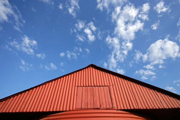 红色谷仓和天空 — 图库照片