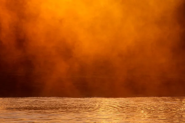 Dimma över vatten — Stockfoto