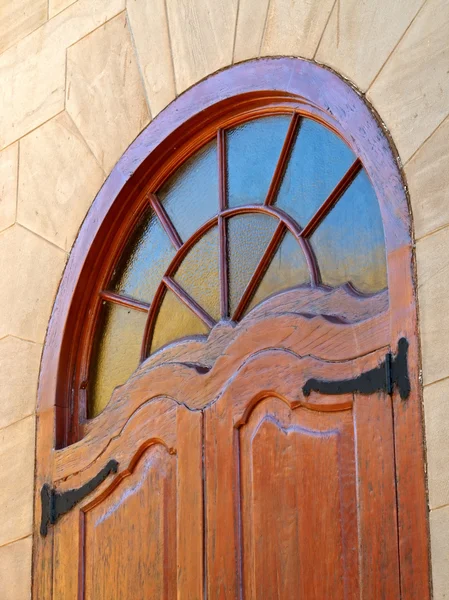 Окно в деревянной раме — стоковое фото