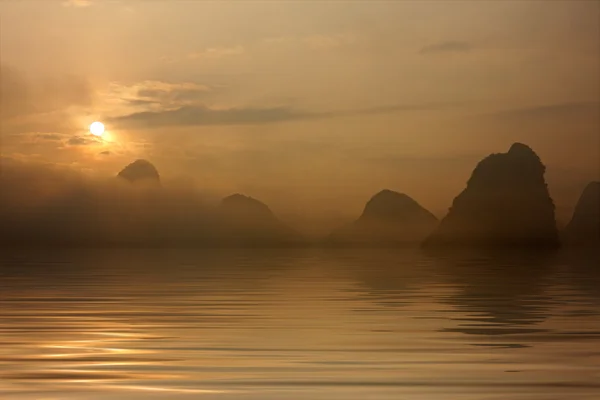 Схід сонця над водою — стокове фото