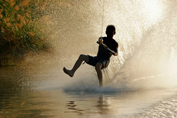Esqui aquático descalço — Fotografia de Stock