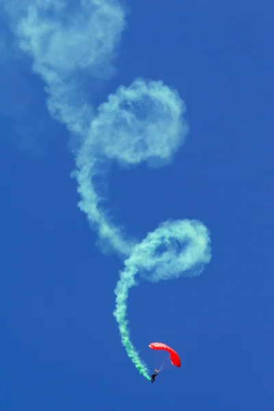 落下傘兵のアクロバット飛行 — ストック写真