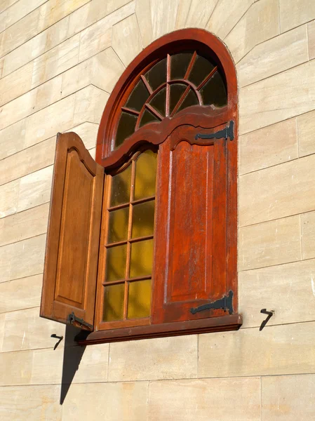 木制框架中的窗口 — Φωτογραφία Αρχείου