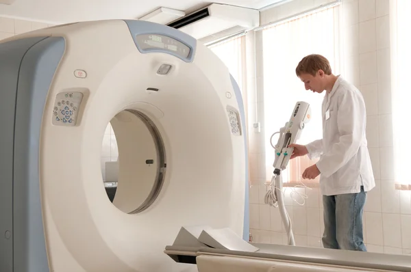 Doctor con tomografía computarizada —  Fotos de Stock