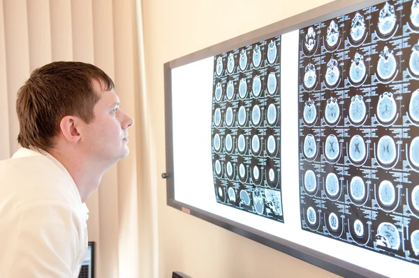 Médico com tomografia computadorizada — Fotografia de Stock