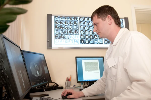 Doctor con tomografía computarizada — Foto de Stock