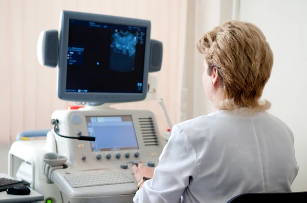 Medical doctor during ultrasound investigation — Stock Photo, Image