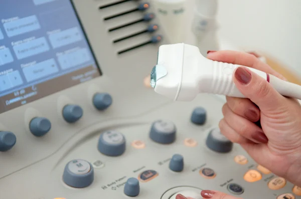Tıbbi doktor ultrason soruşturma sırasında — Stok fotoğraf