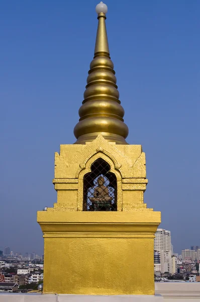 Boeddhabeeld op gouden berg in bangkok — Stockfoto
