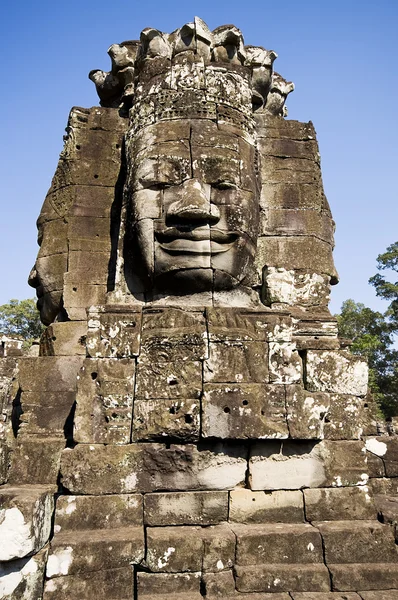 Oud standbeeld in angkor wat, cambodia — Stockfoto