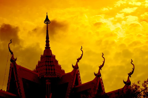 Zonsondergang met tempel silhouet — Stockfoto