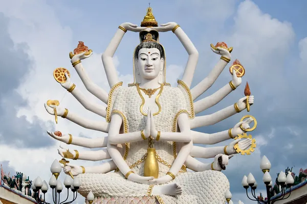 Arton armar buddha över blå himmel — Stockfoto
