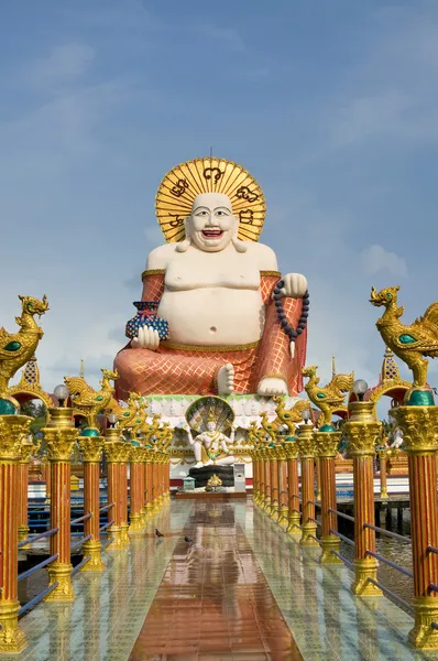 Gordo riendo Buda sobre el cielo azul — Foto de Stock