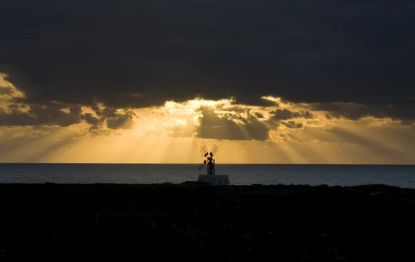 Gammal väderkvarn siluett på sunrise — Stockfoto
