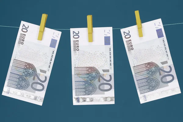 빨랫줄에 걸려 3 유로 지폐 — 스톡 사진
