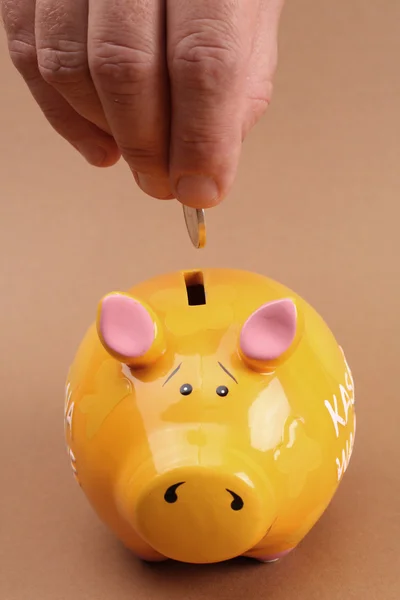 Sparschwein, Hand und Münze. — Stockfoto