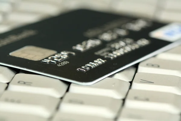 Cartes de crédit sur clavier d'ordinateur — Photo