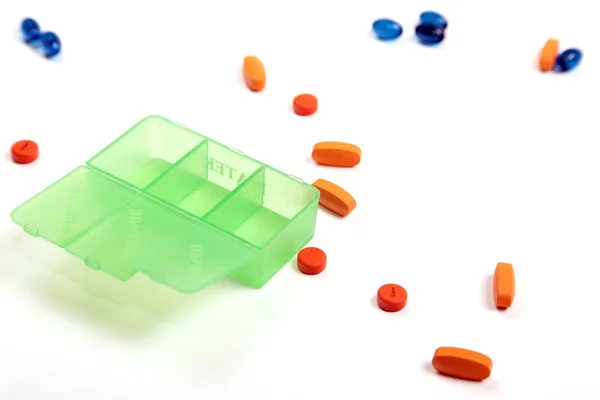 Vak voor pillen om te onthouden over rekening houdend — Stockfoto