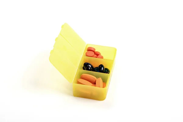 Желтая коробка для таблеток — стоковое фото
