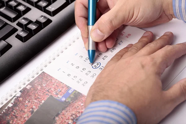 Hombre haciendo nota de memorándum en calendario — Foto de Stock