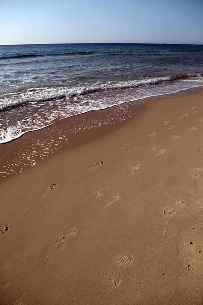 Vele voetafdrukken op strand zand — Stockfoto