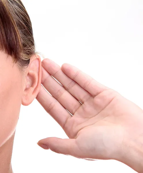 ¿Qué? Primer plano para la mano femenina en la oreja. Escuchar . —  Fotos de Stock