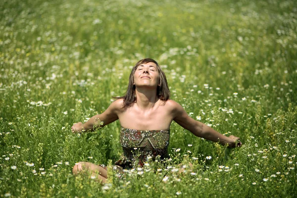 Verão. Menina sentada no prado — Fotografia de Stock