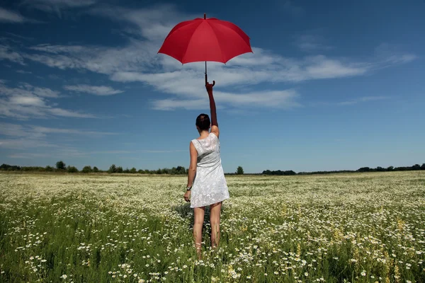 Kobieta na łące z parasolem — Zdjęcie stockowe