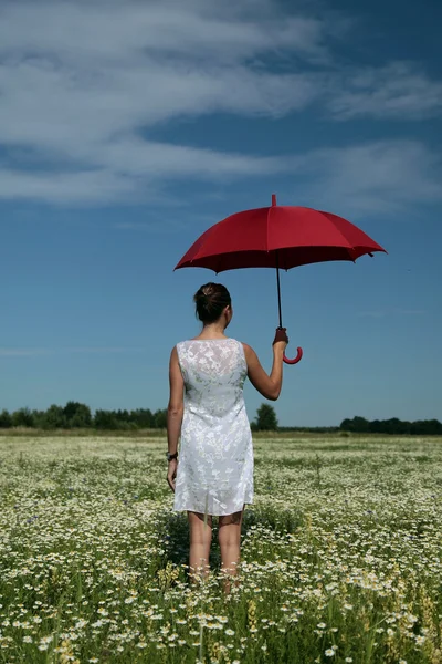 Mujer en el prado —  Fotos de Stock