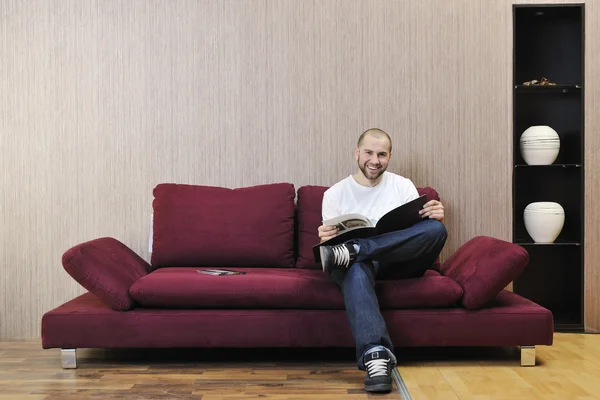 Fiatal ember pihen a modern nappali — Stock Fotó