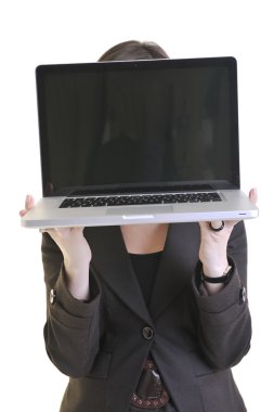Dizüstü bilgisayarda çalışan iş kadını