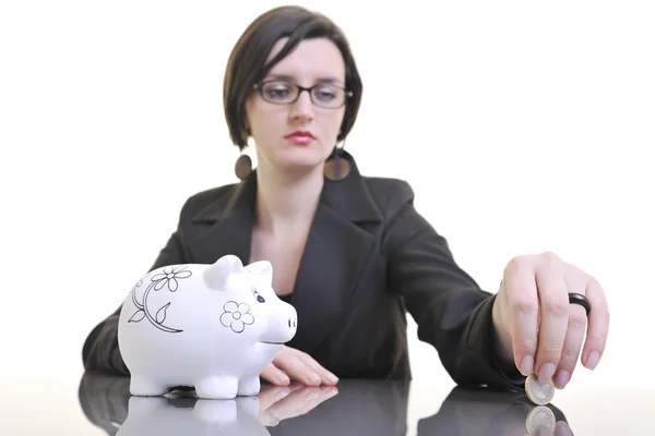 Piggy banka para koyarak kadın — Stok fotoğraf