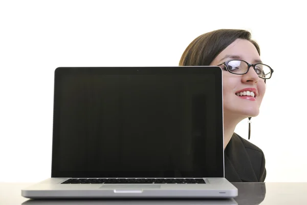 Donna d'affari che lavora su laptop — Foto Stock