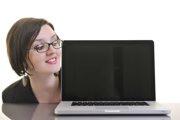 Femme d'affaires travaillant sur ordinateur portable — Photo