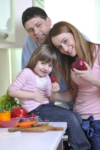 Mladá rodina v kuchyni — Stock fotografie