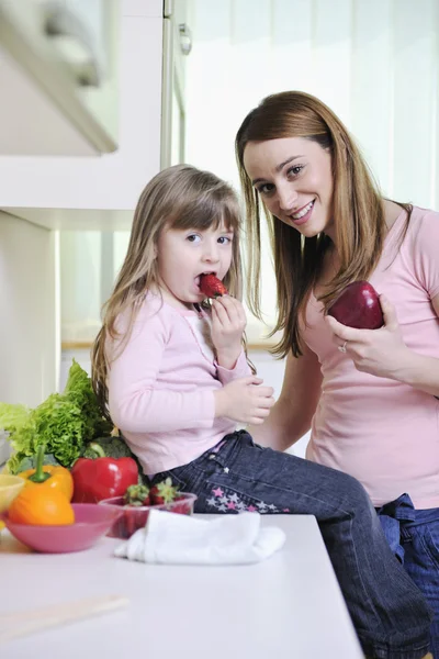 Gelukkig dochter en moeder in de keuken — Stockfoto