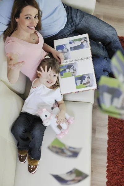Lycklig familj ser bilder hemma — Stockfoto