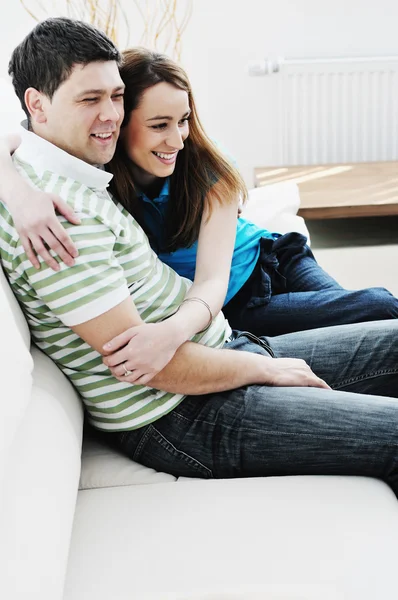 Пара розслабляється вдома на дивані — стокове фото