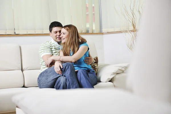 Para relaks w domu na kanapie — Zdjęcie stockowe
