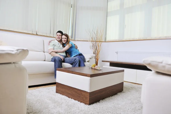 Çift evde kanepede relax — Stok fotoğraf