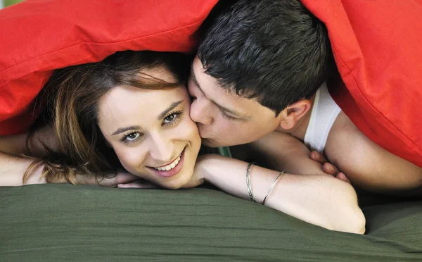 Νεαρό ζευγάρι στο κρεβάτι — Φωτογραφία Αρχείου