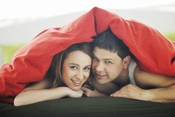 Jeune couple au lit — Photo