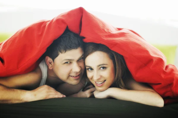 Jovem casal na cama — Fotografia de Stock