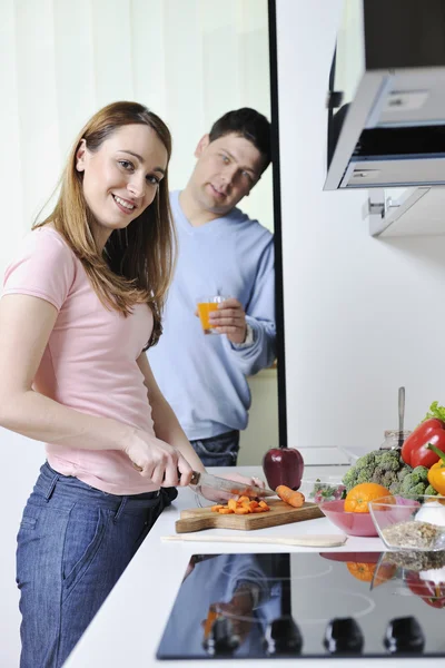 Paar bereitet in Küche gesundes Essen zu — Stockfoto