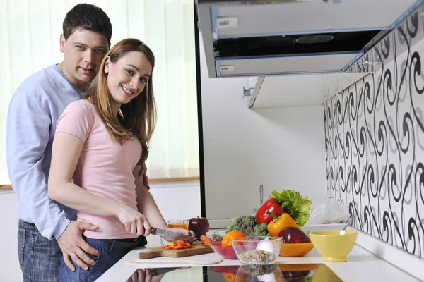 Paar bereitet in Küche gesundes Essen zu — Stockfoto