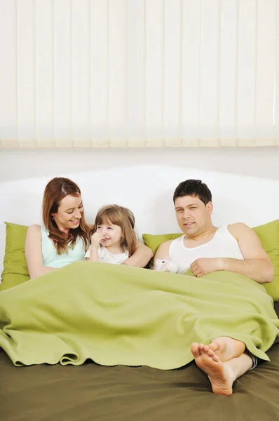 Famille heureuse se détendre au lit — Photo