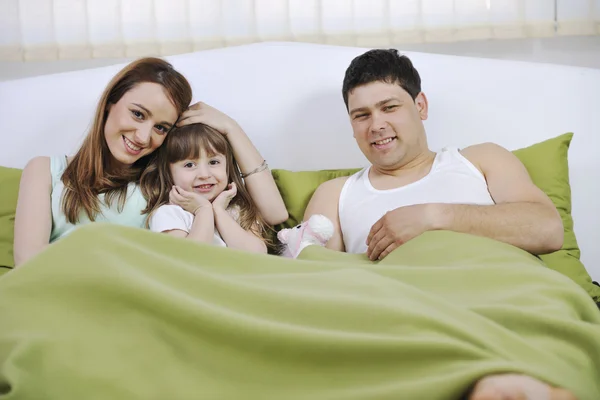 幸福的家庭放松躺在床上 — 图库照片